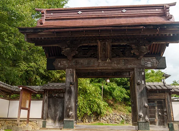 温泉寺の山門(渋温泉郷に隣接する武田信玄ゆかりの古刹)