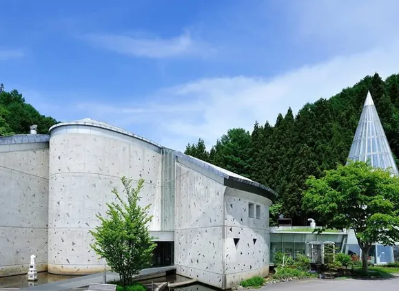 志賀高原ロマン美術館の白い建物外観