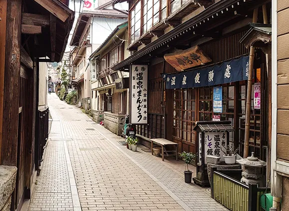 渋温泉郷の石畳の温泉街と外湯めぐりの古い旅館の街並み